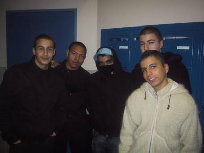 My CoUsIn YoUsSeF wItH hEr FrIeNdS iN cOlLeGe
